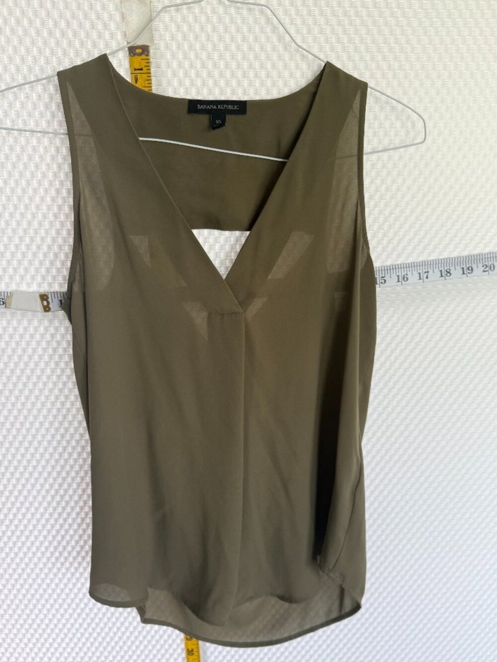BANANA REPUBLIC TOP WITH CUT OUT BACK DETAIL